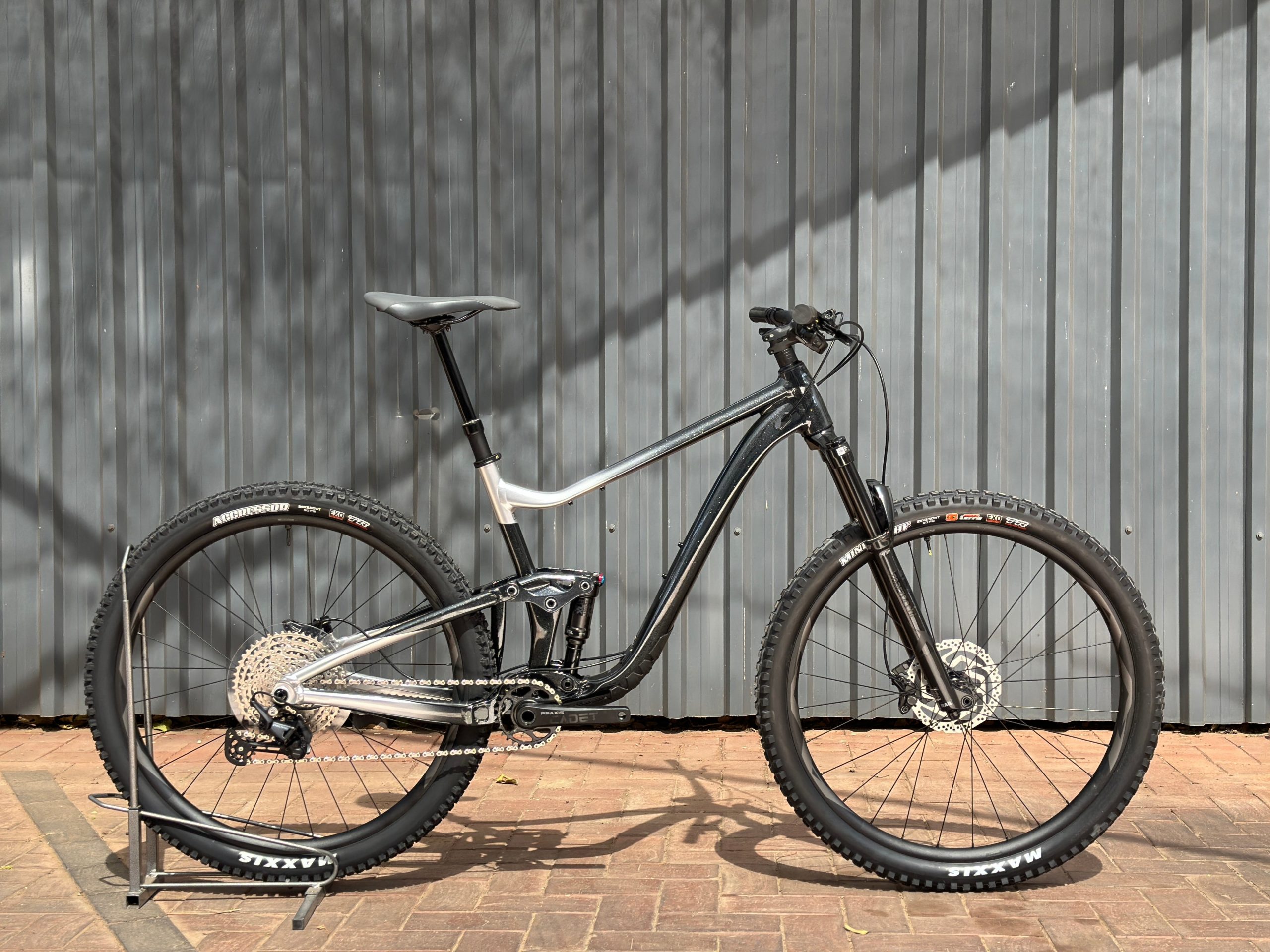 Giant Trance 2 29er (2024) view 2